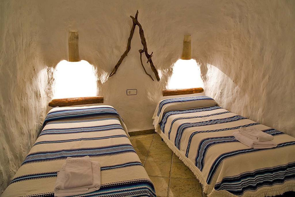Апартаменты Cuevas La Atalaya Уэскар Номер фото